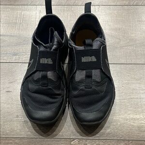 Nike Men's Black Slip-On Sneakers